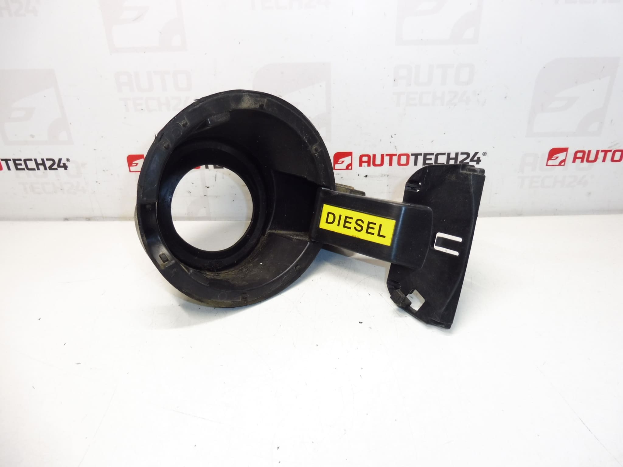 Króciec wlewu zbiornika paliwa Peugeot 3008 9682803280 1517E2