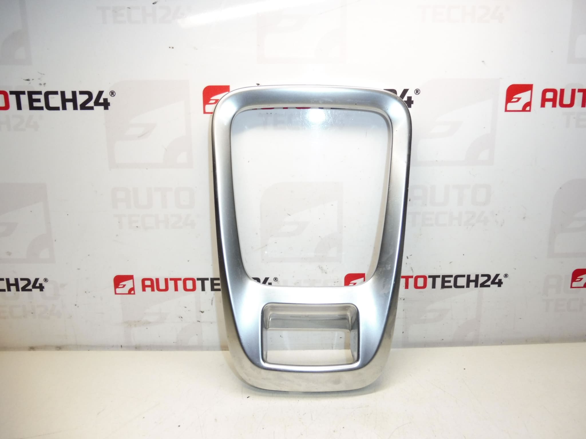 Peugeot 3008 5008 osłona ozdobna dźwigni zmiany biegów 9685474977 7591L9