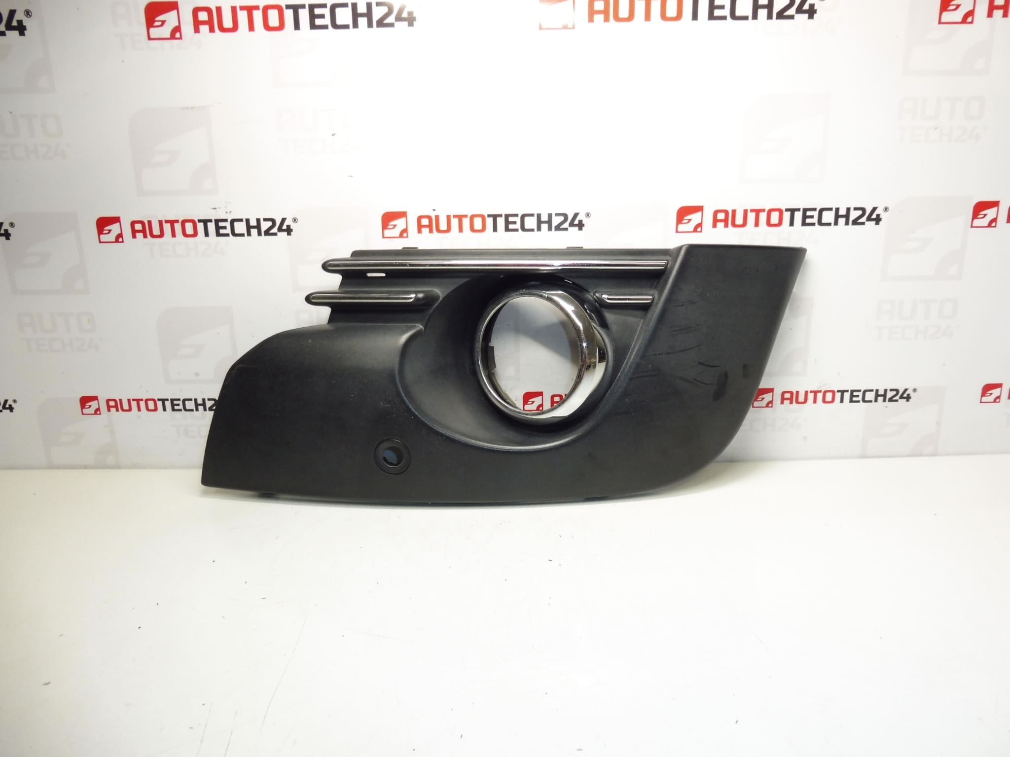 Rama lampy przeciwmgielnej lewa Peugeot 3008 9684350277 745316